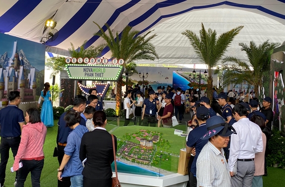 Đông đảo khách hàng quan tâm đến các dự án bất động sản được giới thiệu tại Novaland Expo tháng 12-2019.